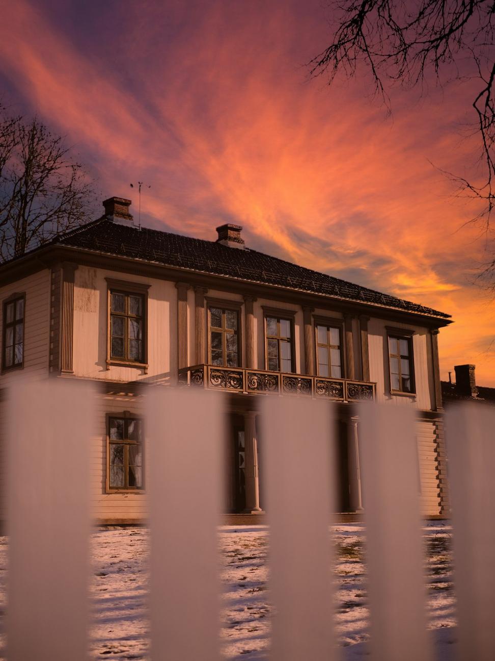 Arcane Quinthorix Hotel at dusk